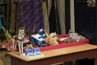 桌上精致手工艺品展示