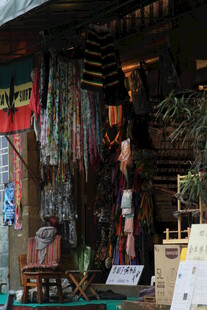 传统服饰店的古朴一角