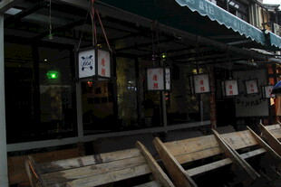 日式街边小店外观景象