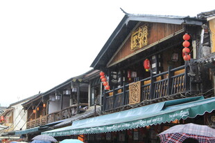 古街中式建筑与行人景象