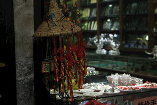 传统饰品摊 多彩挂件陈列