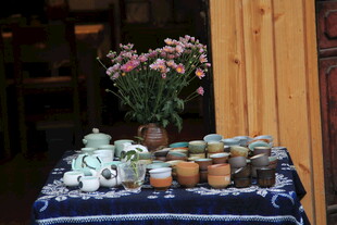 复古风茶具与花卉摆台