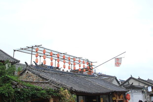 古建上的红色装饰架构