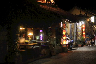 古巷夜景 小店灯光迷人