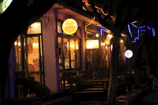 夜晚温馨的街边小店