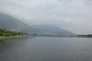 宁静湖畔的山水风光