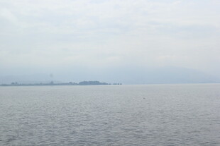 广阔海面与远处岛屿景观