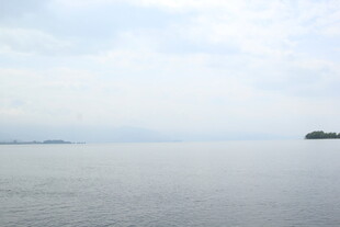 广阔湖面与远处岛屿景观