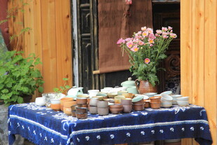 户外精致茶点与花卉布置