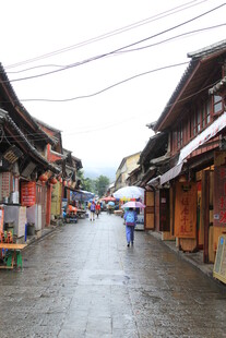 古街雨中景