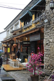 古雅街边的特色店铺