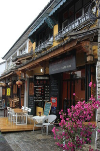 古街特色店铺与烂漫花卉