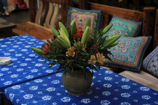 蓝桌花瓶与多彩抱枕