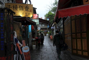古巷雨中景 行人悠然行