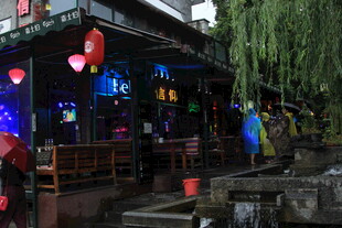 古街夜景中的特色店铺