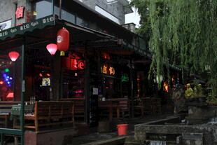 古街夜景 灯笼摇曳添韵味