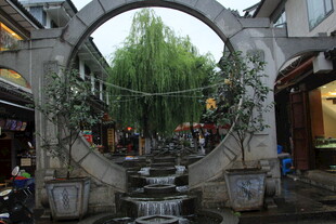 中式庭院拱门处的水景