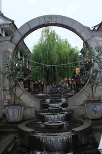 中式园林月洞门流水景致