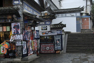 古街巷口的多彩店铺景象