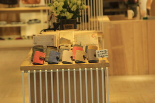 展示架上的多彩物品陈列