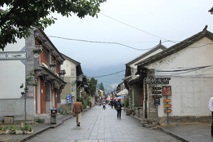 古街小巷 行人漫步雨中