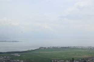 俯瞰绿地与水域景观