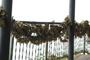 桥上挂满同心锁