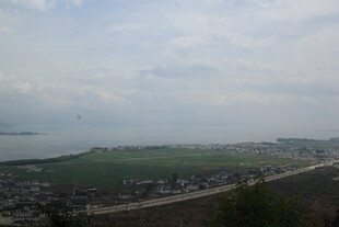 俯瞰城郊与水域风光