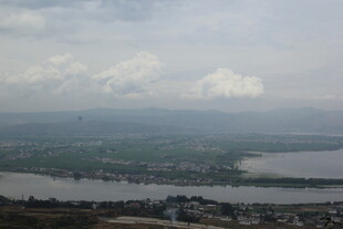 俯瞰江河与城镇景观