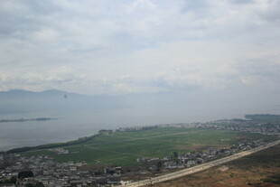 俯瞰湖畔城镇与广袤绿地