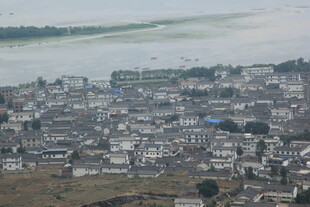 俯瞰古朴小镇风光