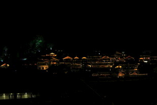 夜晚灯火璀璨的古建筑群