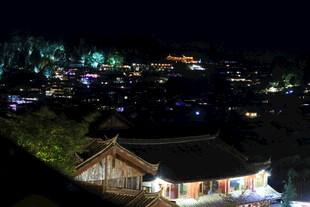 山村夜景中的古朴民居