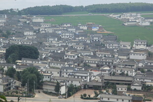 俯瞰古朴村庄风貌