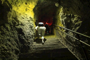 探秘幽深隧道中的前行者