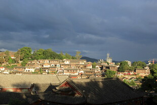 乌云下的古老村落景观