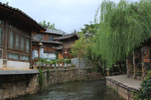 古巷流水旁的中式传统建筑