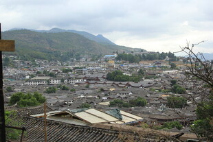 俯瞰古朴小镇风光