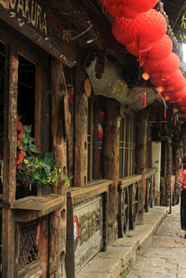 古巷红灯笼下的静谧景致