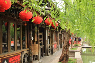 古巷红灯笼 尽显中式韵味