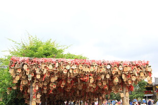 许愿牌挂满架 祈愿满满