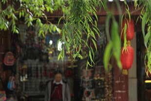 古巷灯笼下的行人景致