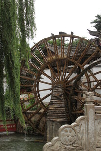 古老水车静立河畔