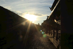 夕阳下的古巷光影