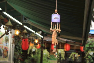 市场中悬挂的精美风铃