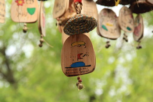 木质祈福牌悬挂于林间