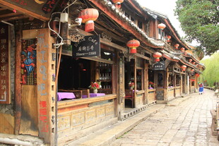 古街传统店铺 红灯笼点缀