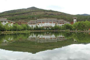 湖畔建筑与青山倒影美景