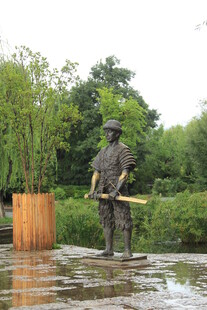 雨中持杖的人物雕塑