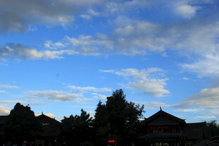 蓝天映衬下的中式建筑轮廓